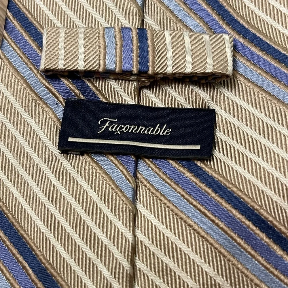 🔥👔FACONNABLE 100% silk tie. Tan with cream and blue stripes. Mint condition‼️